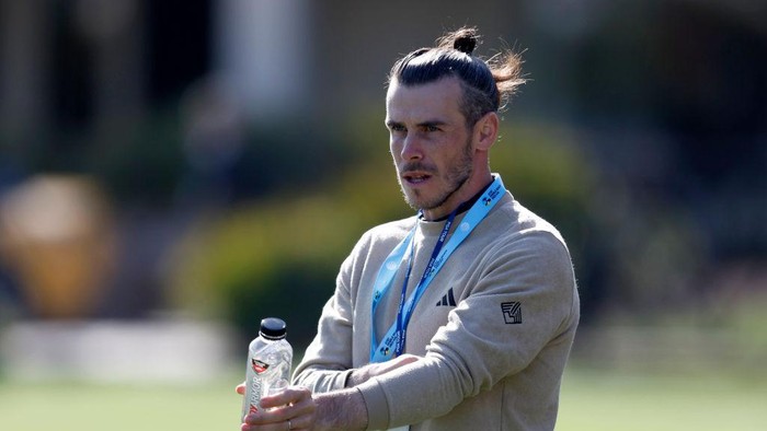 PEBBLE BEACH, CALIFORNIA - FEBRUARY 05: Gareth Bale stands on the putting greenduring the final round of the AT&T Pebble Beach Pro-Am at Pebble Beach Golf Links on February 05, 2023 in Pebble Beach, California. (Photo by Jed Jacobsohn/Getty Images)