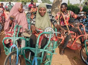 Gembiranya Disabilitas di Nigeria Dapat Kursi Roda dari Presiden