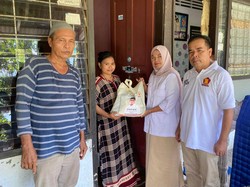 Bantu Masyarakat, Andre Rosiade Bagikan Sembako di Lubuk Buaya Padang