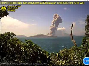 Anak Krakatau Erupsi Lagi, Tinggi Kolom Abu Capai 2,5 Km Anak Krakatau Erupsi Lagi, Tinggi Kolom Abu Capai 2,5 Km