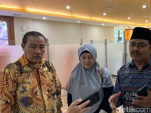 Jenguk ke Rutan Bareskrim, Ibunda Sebut Andi Pangerang Jadi Marbut dan Imam Jenguk ke Rutan Bareskrim, Ibunda Sebut Andi Pangerang Jadi Marbut dan Imam
