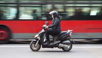 Dear Bapak-bapak, Jangan Kebiasaan Naik Motor Seperti Ini Ya!
