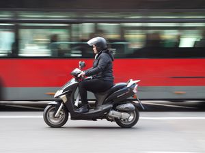Dear Bapak-bapak, Jangan Kebiasaan Naik Motor Seperti Ini Ya! Dear Bapak-bapak, Jangan Kebiasaan Naik Motor Seperti Ini Ya!
