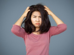 11 Penyebab Rambut Gatal dan Rontok serta Solusinya