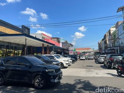 Kemacetan di Area Parkir Ruko Makan Jalan di Pluit Jakut