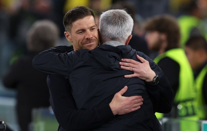 Jose Mourinho-Xabi Alonso Oliver Weiken/dpa (Photo by Oliver Weiken/picture alliance via Getty Images)