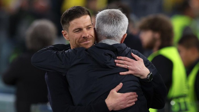 Jose Mourinho-Xabi Alonso 11 May 2023, Italy, Rom: Soccer: Europa League, AS Roma - Bayer 04 Leverkusen, knockout round, semifinals, first leg, Stadio Olimpico di Roma. Rome coach Jose Mourinho (r) and Leverkusen coach Xabier Alonso embrace before the game. Photo: Oliver Weiken/dpa (Photo by Oliver Weiken/picture alliance via Getty Images)