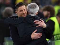 Peluk Hangat Jose Mourinho dan Xabi Alonso