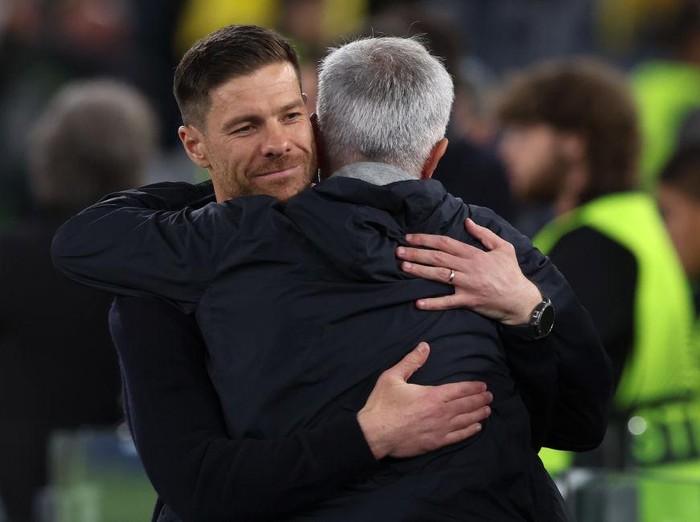 11 May 2023, Italy, Rom: Soccer: Europa League, AS Roma - Bayer 04 Leverkusen, knockout round, semifinals, first leg, Stadio Olimpico di Roma. Rome coach Jose Mourinho (r) and Leverkusen coach Xabier Alonso embrace before the game. Photo: Oliver Weiken/dpa (Photo by Oliver Weiken/picture alliance via Getty Images)