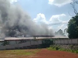 Gudang Baterai Kendaraan Listrik di Bogor Terbakar, Asap Membubung Tinggi