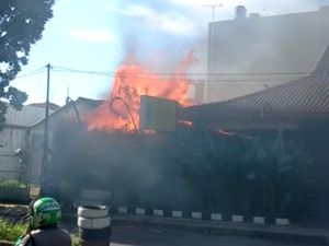 Rumah Makan Jasunda di BSD Tangsel Kebakaran, Api Berkobar Hebat