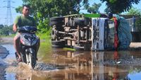 Jalan Rusak di Lingkar Kudus-Jepara Bikin Truk Terguling
