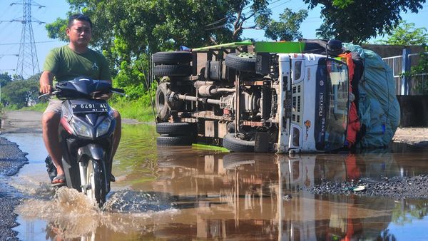 Jalan Rusak di Lingkar Kudus-Jepara Bikin Truk Terguling