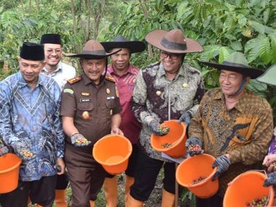 Kemenag Luncurkan Kampung Zakat dan Panen Perdana Kopi Program Wakaf