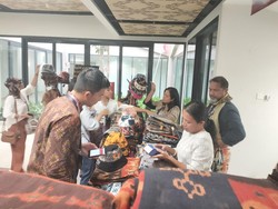 UMKM Tenun NTT Panen Rp 110 Juta di Pameran Side Event KTT ASEAN