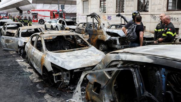 Ledakan Dahsyat Guncang Milan Italia, Mobil-mobil Hangus Terbakar