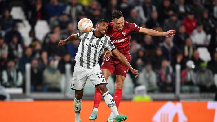 TURIN, ITALY - MAY 11: Alex Sandro of Juventus contends for the aerial ball with Lucas Ocampos of Sevilla FC during the UEFA Europa League semi-final first leg match between Juventus and Sevilla FC at Allianz Stadium on May 11, 2023 in Turin, Italy. (Photo by Valerio Pennicino/Getty Images)