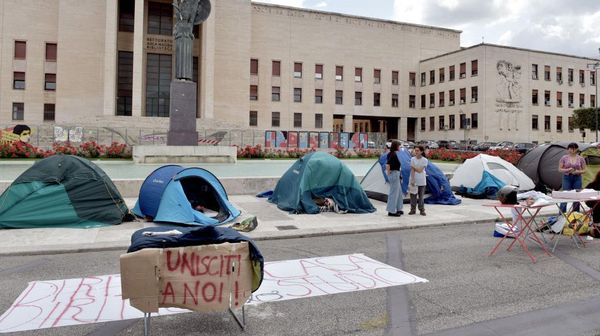 Mahasiswa Italia Gelar Tenda di Pinggir Jalan, Protes Sewa Rumah Mahal
