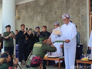 Arak-arakan Pataka dan Mahkota Emas 8 Kilogram di Ciamis