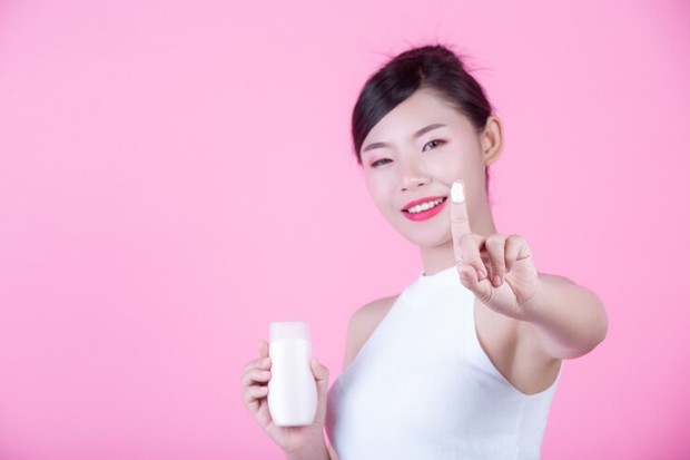 Melembapkan kulit/ Foto: Freepik.com/jcomp Melembapkan kulit