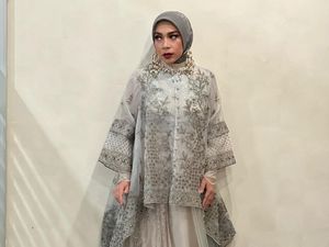 Melly Goeslaw Janji Dampingi Keponakannya Wisuda Gantikan Adiknya yang Wafat Melly Goeslaw Janji Dampingi Keponakannya Wisuda Gantikan Adiknya yang Wafat