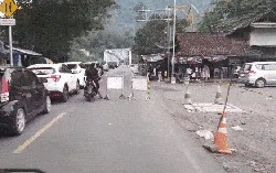 Sosok Wanita Berdaster Misterius yang Kawal Ambulans di Sukabumi