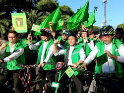 Naik Sepeda Tiba di KPU, Mardiono Pimpin PPP Daftar Bacaleg 2024