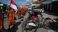 Deretan Foto Biksu Berjalan Kaki dari Thailand Menuju Candi Borobudur