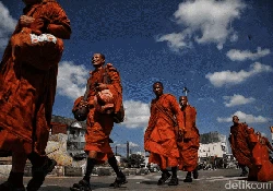 32 Biksu Jalankan Tradisi, Jalan Kaki dari Thailand ke Candi Borobudur