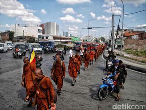 Cerita Perjalanan Biksu yang Jalan Kaki dari Thailand ke Indonesia