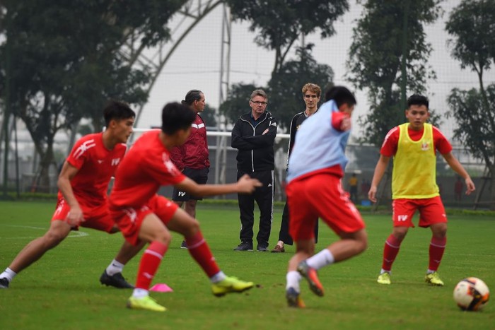 This photograph taken on January 13, 2020 shows former French football player and technical director of the Promotion Fund of Vietnamese Football Talent (PVF) academy Philippe Troussier (C) watching players during a training session at the PVF academy in Hung Yen province. - After a career that began in instant noodles, Vietnams richest man knows all about long shots, and hes now taken another: trying to get his football-mad country to their first World Cup. (Photo by Nhac NGUYEN / AFP) / TO GO WITH Vietnam-fbl-economy-Vingroup,FOCUS by Quy Le Bui (Photo by NHAC NGUYEN/AFP via Getty Images)