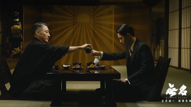 Aktor Mori Hiroyuki (kiri) dan Wang Yibo (kanan) dalam salah satu adegan di film Hidden Blade