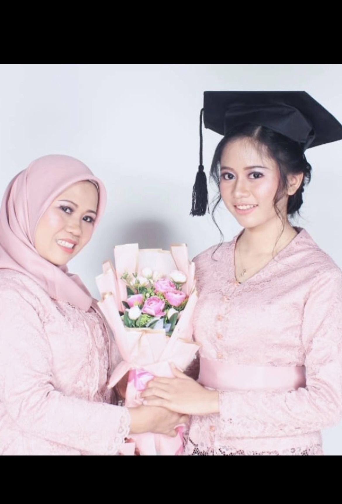 Potret anak Sus Rini saat merayakan kelulusan sekolah.
