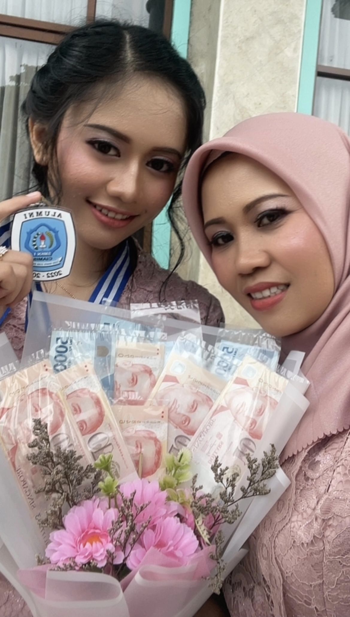 Potret anak Sus Rini saat merayakan kelulusan sekolah.