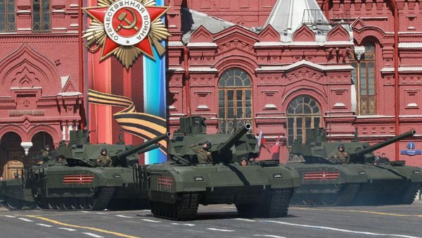 MOSCOW, RUSSIA - MAY 07: (RUSSIA OUT) Russian Armata tanks roll along the Red Square during a rehearsal of the Victory Day military parade which will take place on May 9th to celebrate the 72-th anniversary of the victory in WWII, on May, 7, 2017 in Moscow, Russia.  (Photo by Mikhail Svetlov/Getty Images)