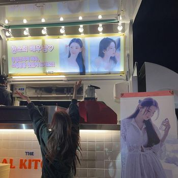 Potret Han So Hee  bersama food truck dari Song Hye Kyo