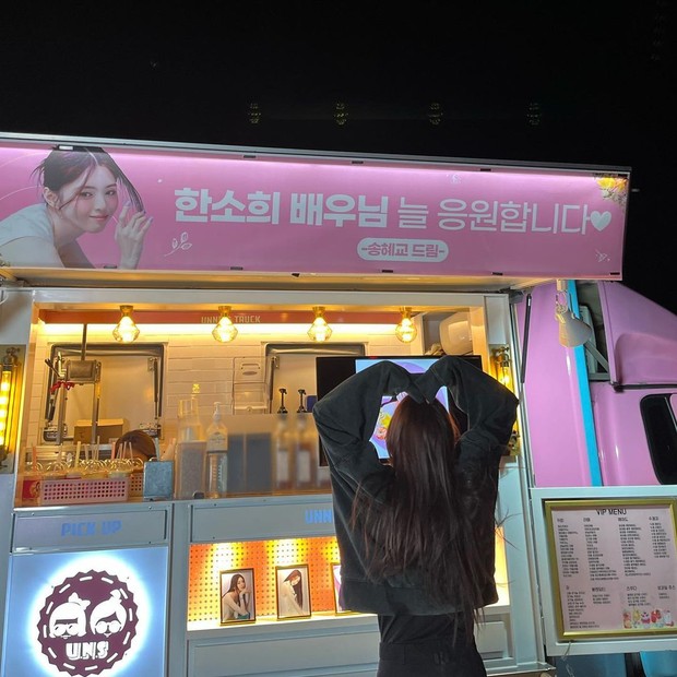 Potret Han So Hee bersama food truck dari Song Hye Kyo/ Foto: instagram.com/xeexoxee Potret Han So Hee bersama food truck dari Song Hye Kyo