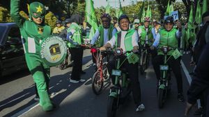 Potret Mardiono Naik Sepeda Daftarkan Bacaleg PPP ke KPU