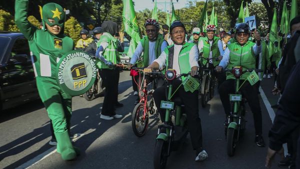 Potret Mardiono Naik Sepeda Daftarkan Bacaleg PPP ke KPU