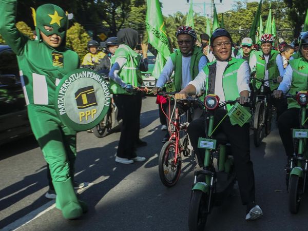 Potret Mardiono Naik Sepeda Daftarkan Bacaleg PPP ke KPU