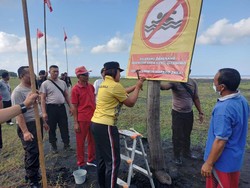 Berombak Tenang tapi Mematikan, Polisi Larang Renang di Pantai Kelating