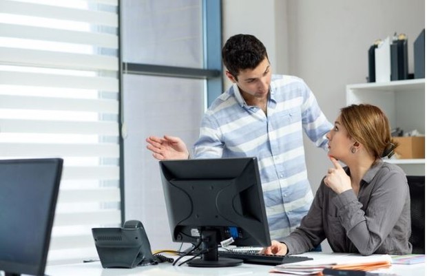 Rendahnya Kepercayaan Boss pada Karyawan. Foto freepik.com: kamranaydinov Rendahnya Kepercayaan Boss pada Karyawan. Foto freepik.com: kamranaydinov