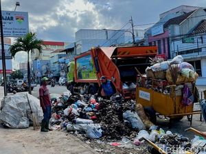 Respons Pemkot Bandung soal Tumpukan Sampah di Jalan Sudirman