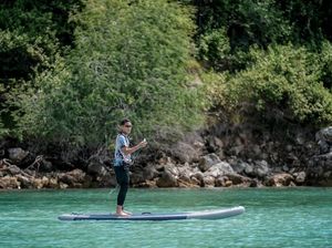 Aksi Sandiaga Stand Up Paddle di Pulau Kelor Aksi Sandiaga Stand Up Paddle di Pulau Kelor