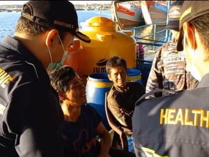 Momen Penyelamatan 5 ABK Nelayan di Perairan Banyuwangi, 7 Masih Hilang