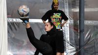 Trik-trik Menarik Pesepakbola Freestyle di Iran