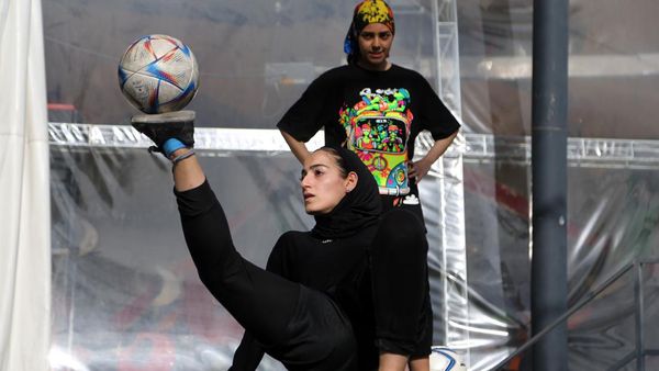 Trik-trik Menarik Pesepakbola Freestyle di Iran