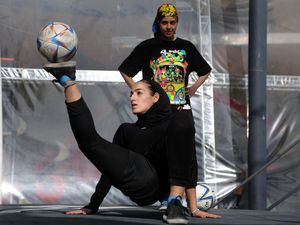Trik-trik Menarik Pesepakbola Freestyle di Iran