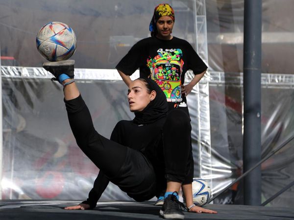 Trik-trik Menarik Pesepakbola Freestyle di Iran