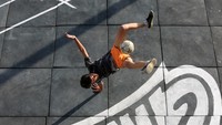 Football freestyle merupakan sebuah olahraga turunan dari olahraga sepakbola yang memadukan trik dalam sepakbola dengan tarian ataupun gerakan-gerakan atraksi.  